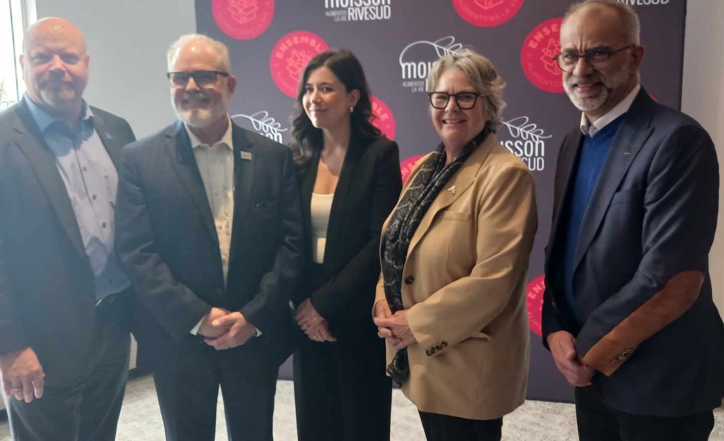 Sur la photo de gauche à droite, Ian Lafrenière, député de la circonscription de Vachon et ministre des relations avec les premières nations , Dany Hétu, DG de Moisson Rive-Sud, Catherine Fournier, mairesse de Longueuil, Chantal Rouleau, ministre de la Solidarité sociale et Louis Dubé, président du CA de Moisson Rive-Sud. (Photo Francois Laramée)